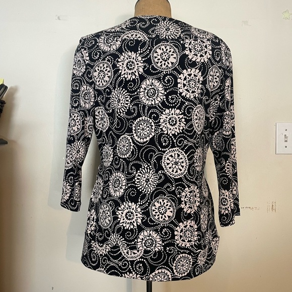 j.t.b. Women’s bk/wh flower design blouse crossover V at chest size XL - Picture 4 of 5